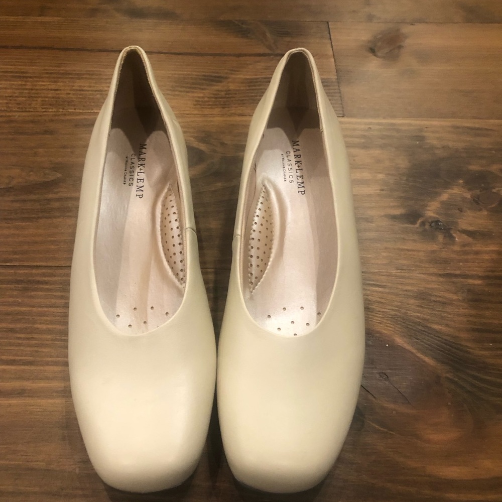 Size 9N Winter White Orthopedic Mark & Lemp Pump